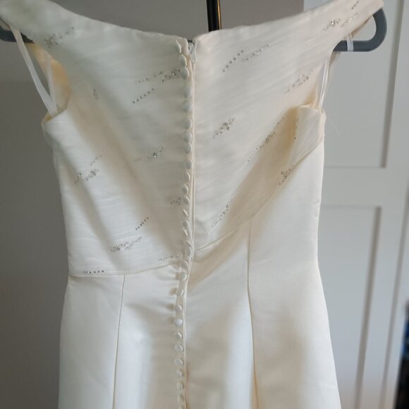 A new ivory satin simple elegant wedding gown in size 10 - Picture 6 of 7